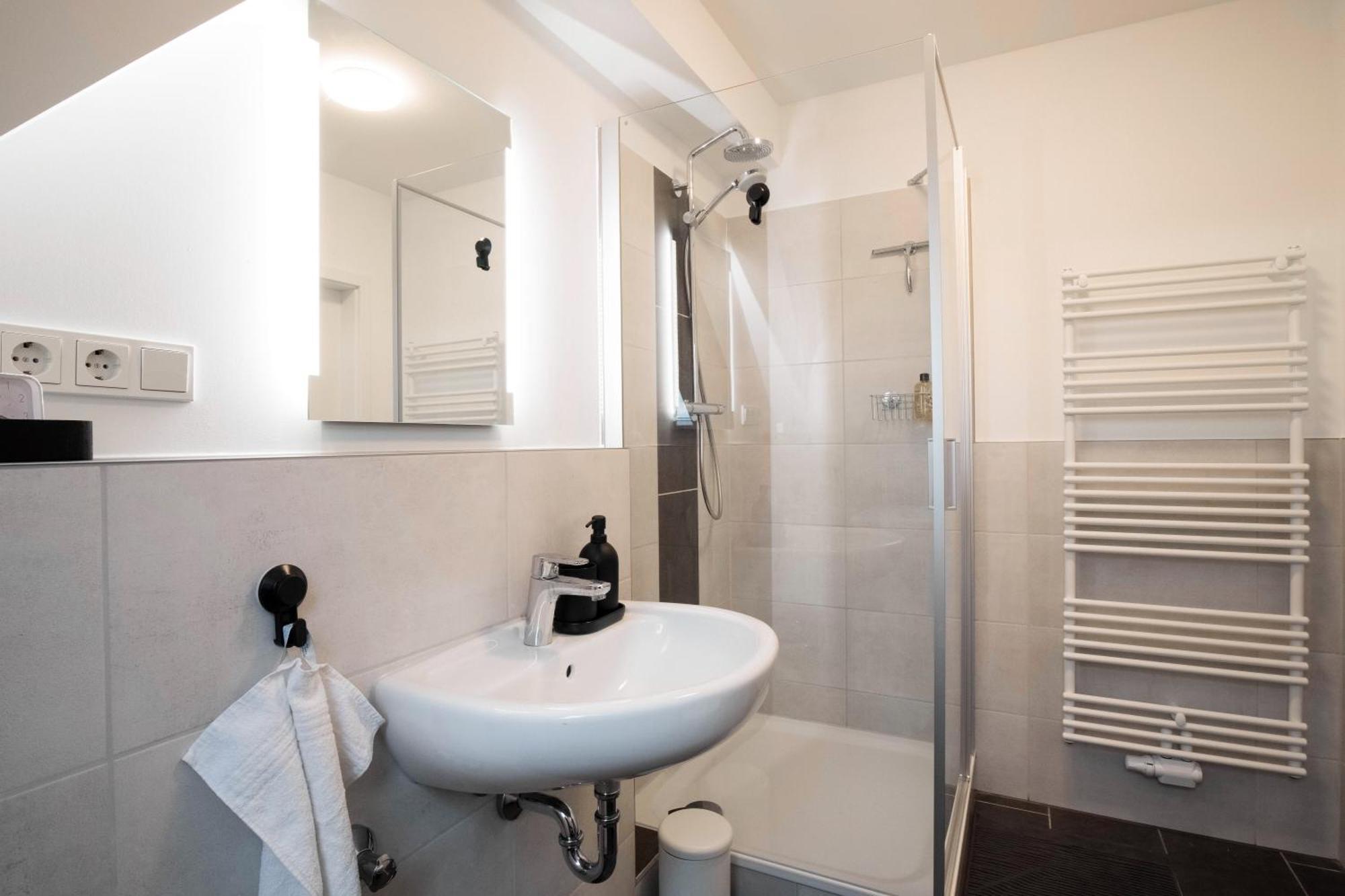 Moderne Wohnung - Naehe Messe / Flughafen โลห์มาร์ ภายนอก รูปภาพ